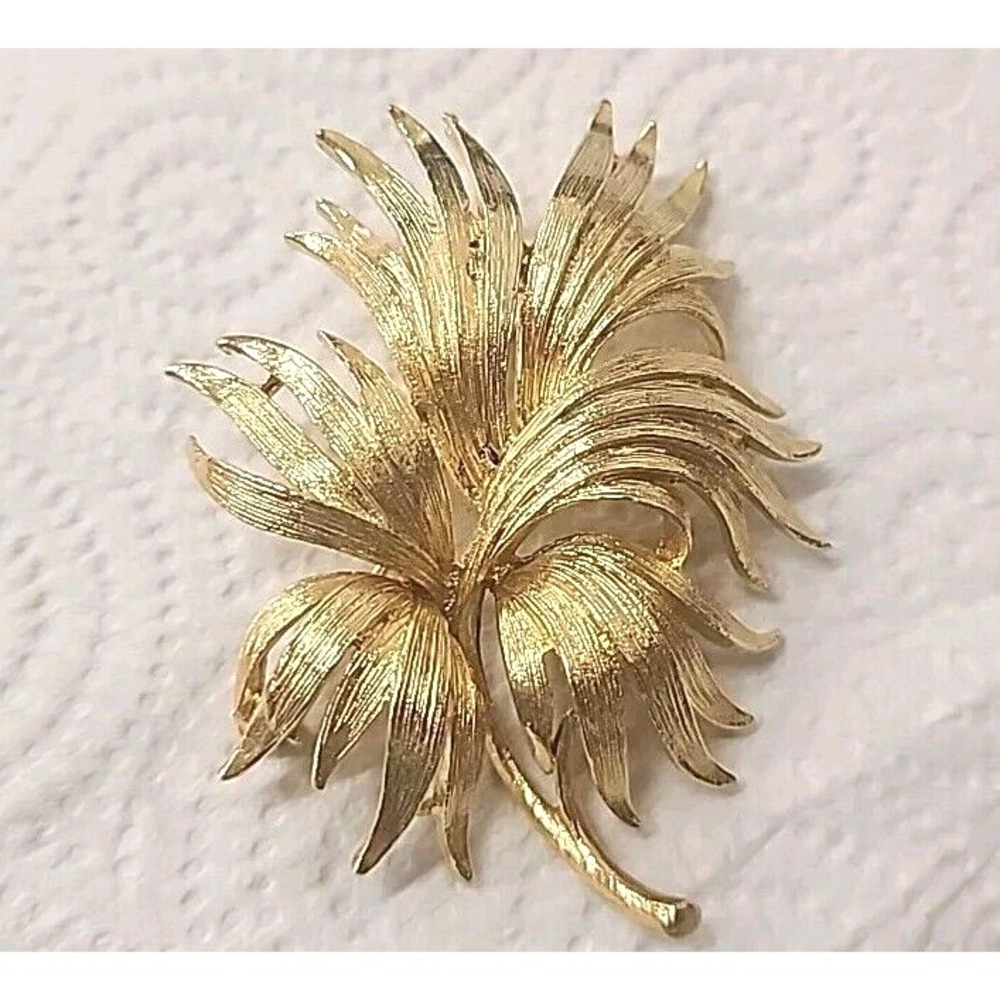 Vintage Lisner  Metal‎ Gold Tone Leaf Pin Brooch Signed- Gorgeous!